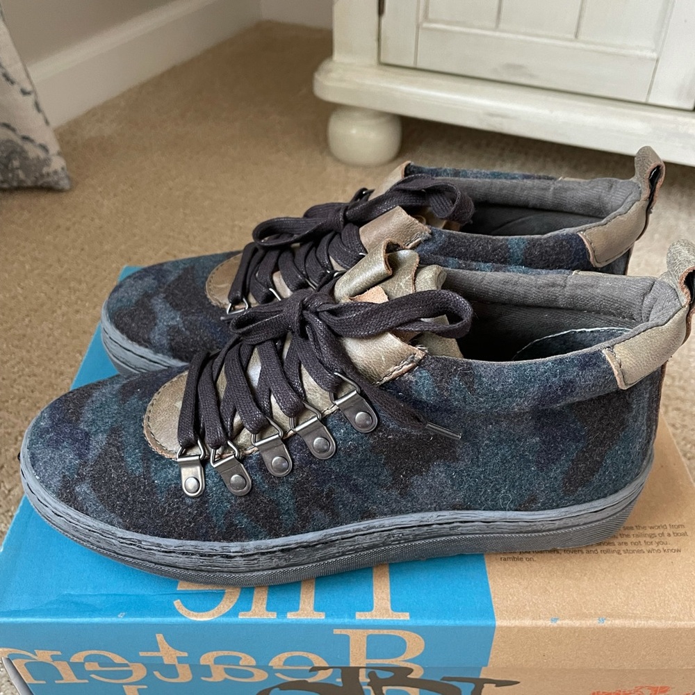 Brand New Blue OTBT Jayne Shoes size 7.5.